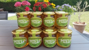 Branding & étiquettes autocollantes pour ce délicieux miel d'apiculteur.