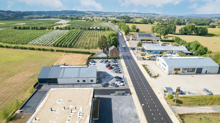 Photo aérienne de la rue Mitoyenne à Welkenraedt et du Garage Van Leendert